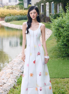 越南小众品牌ONONMADE 2025年夏季新款高定质感花朵u领吊带裙