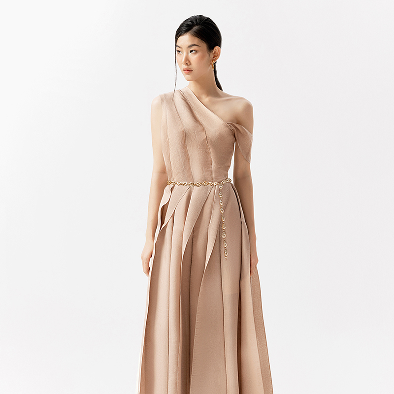 越南小众MUSTHAVE 2023年夏季新款日常休闲温柔杏色单肩收腰长裙