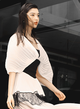 越南小众MUSTHAVE 2023年春季新款撞色蝙蝠袖蕾丝钩花百褶连衣裙