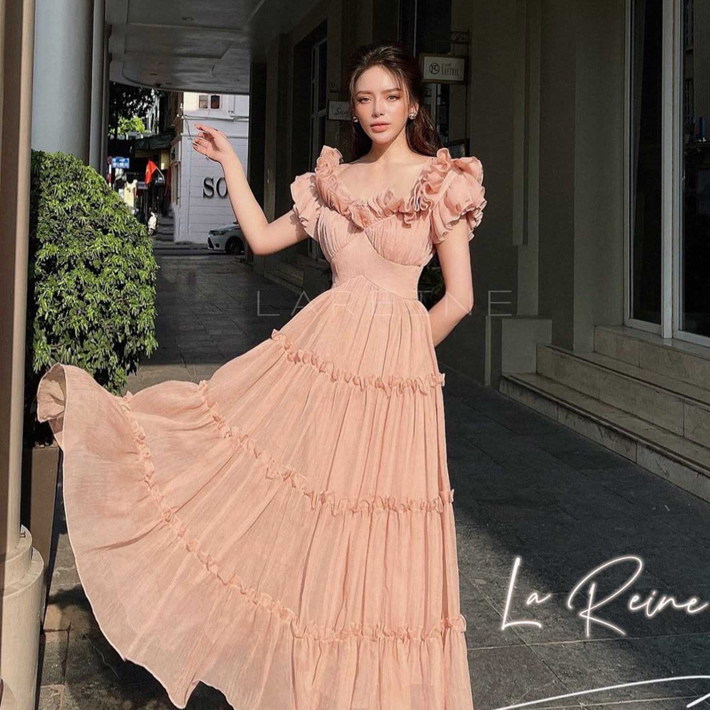 越南小众LA REINE 2025年夏季新款娇嫩甜美橘粉色花边连衣裙