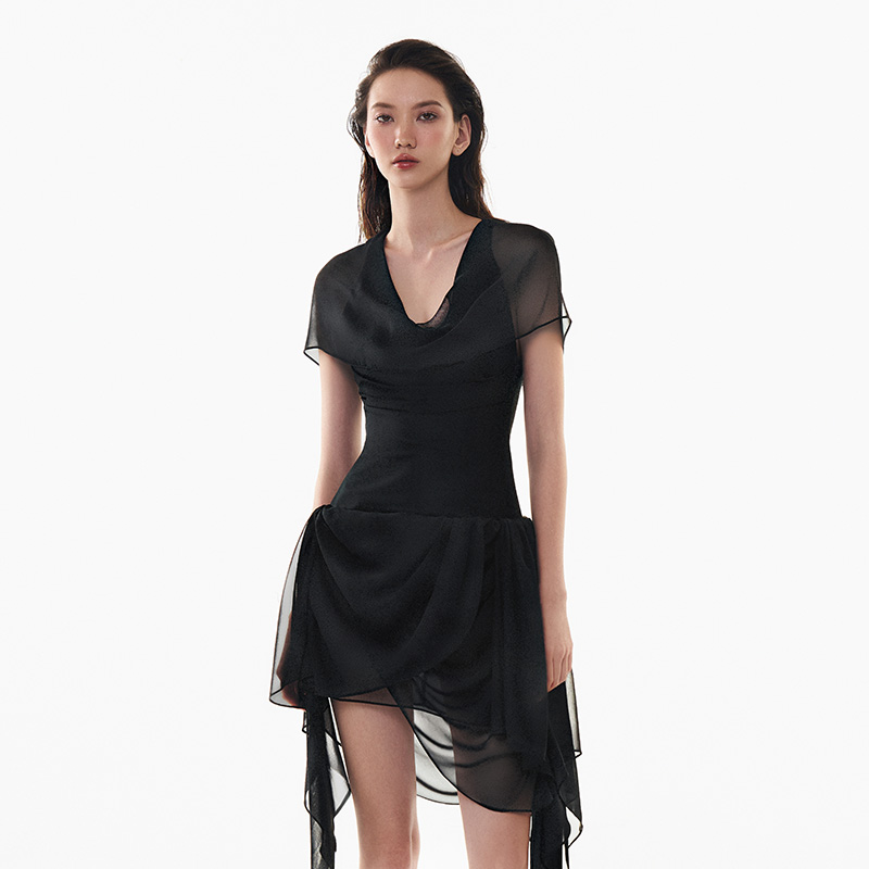 越南小众MUSTHAVE 2024夏季新款顺滑光泽感收腰荷叶边黑色连衣裙