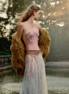 越南品牌LA VIERGE 2025年夏季新款粉色鱼骨抹胸+白色蕾丝裙