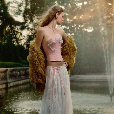 越南品牌LA VIERGE 2025年夏季新款粉色鱼骨抹胸+白色蕾丝裙