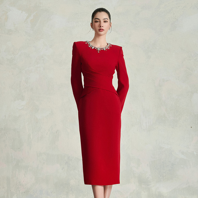 越南小众品牌LE NGOC 2024秋季新款正红色水钻交叉收腰连衣裙