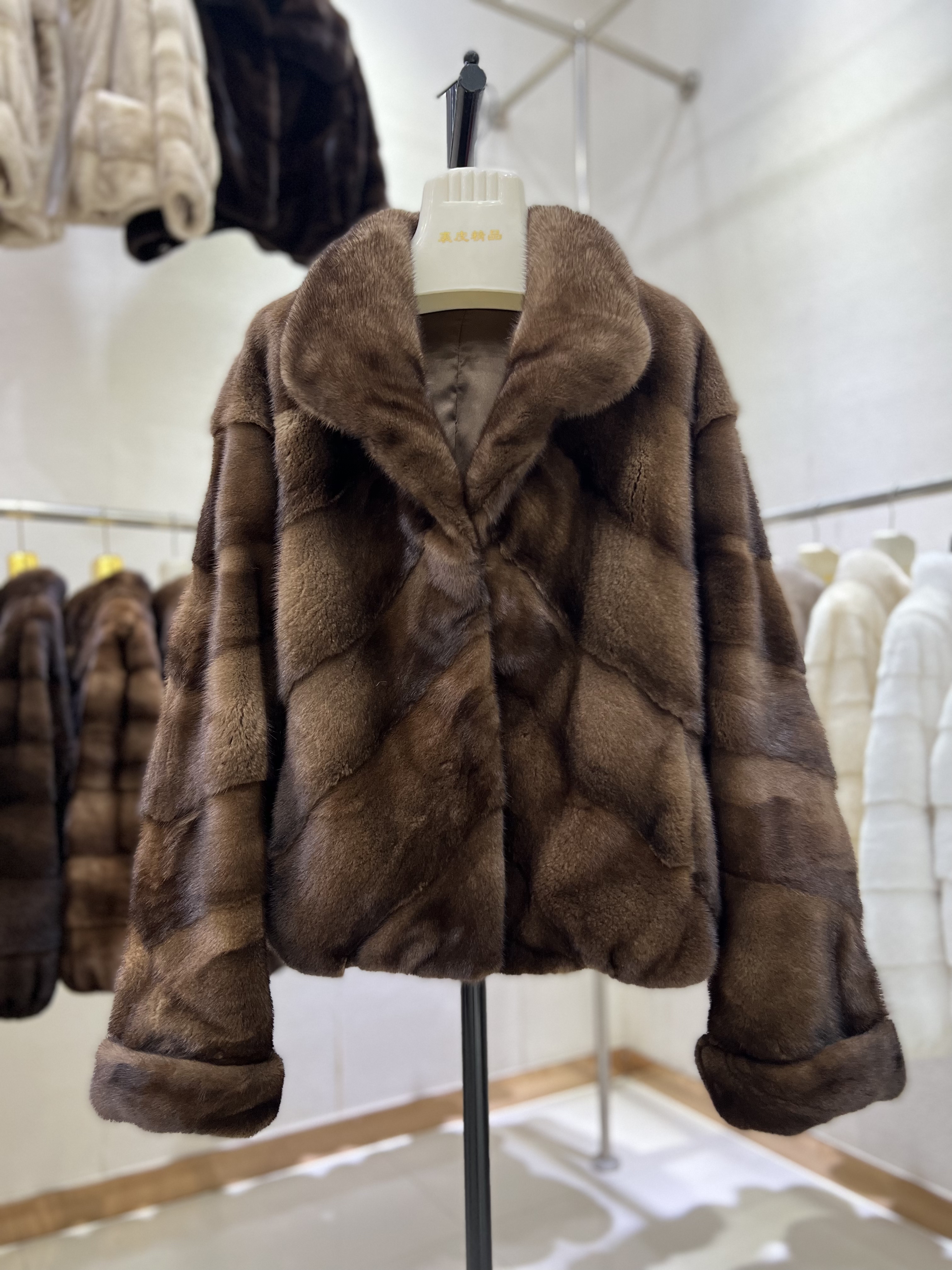 全挖削斜排翻领短款大衣女士整貂天鹅绒水貂皮草外套进口水貂挽袖