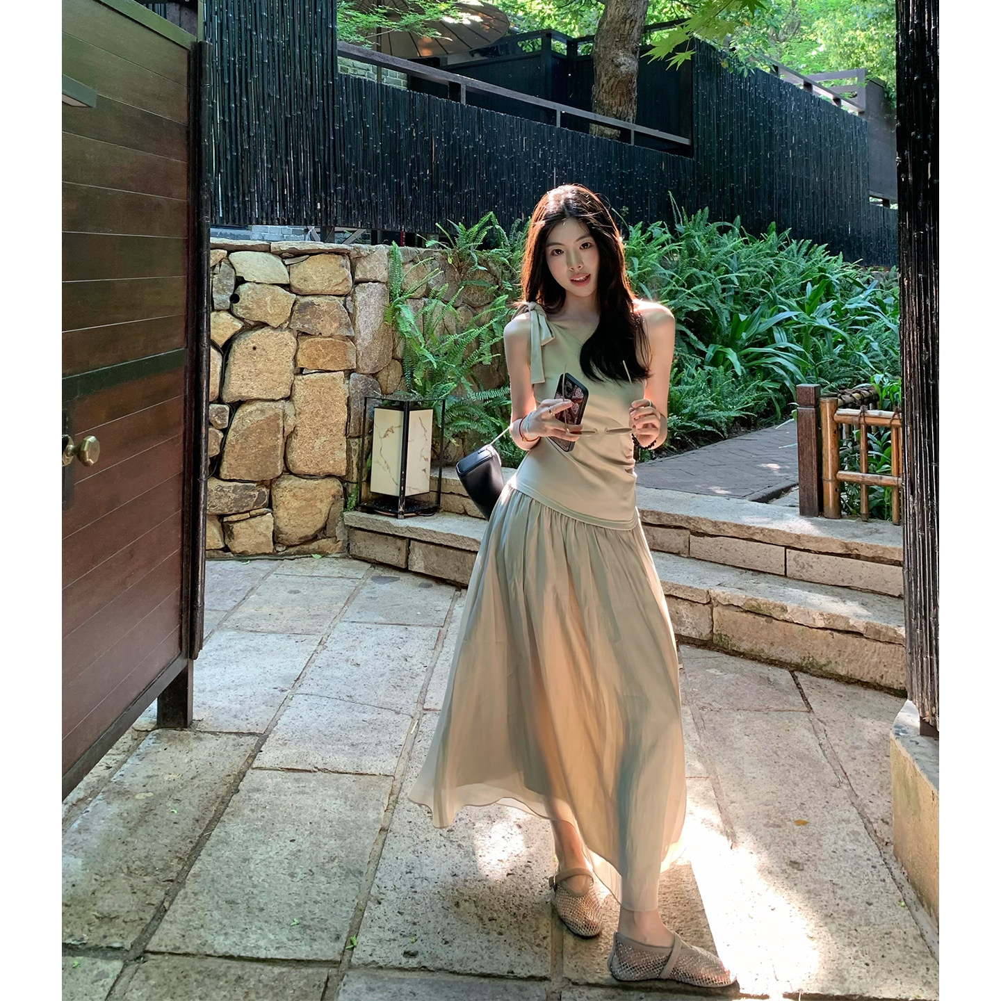 喂狗小面包连衣裙女2026新款夏莱赛尔灰绿系带拼接露肩长款裙子
