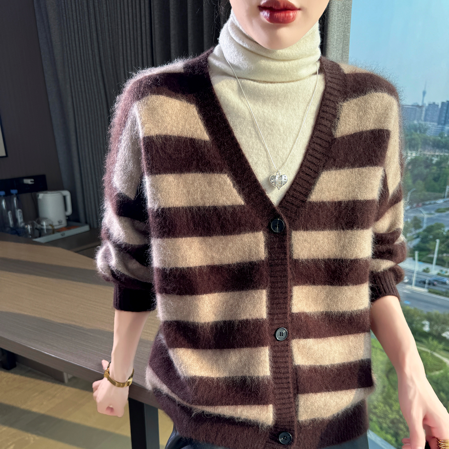 2025冬季新款拉毛山羊绒开衫女V领条纹保暖针织打底外套加厚显瘦