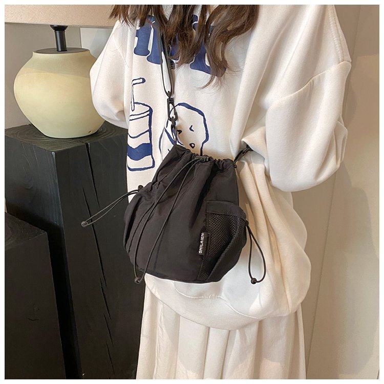 迷你帆布包包女2025新款日系潮牌手机包休闲运动旅游斜挎小水桶包