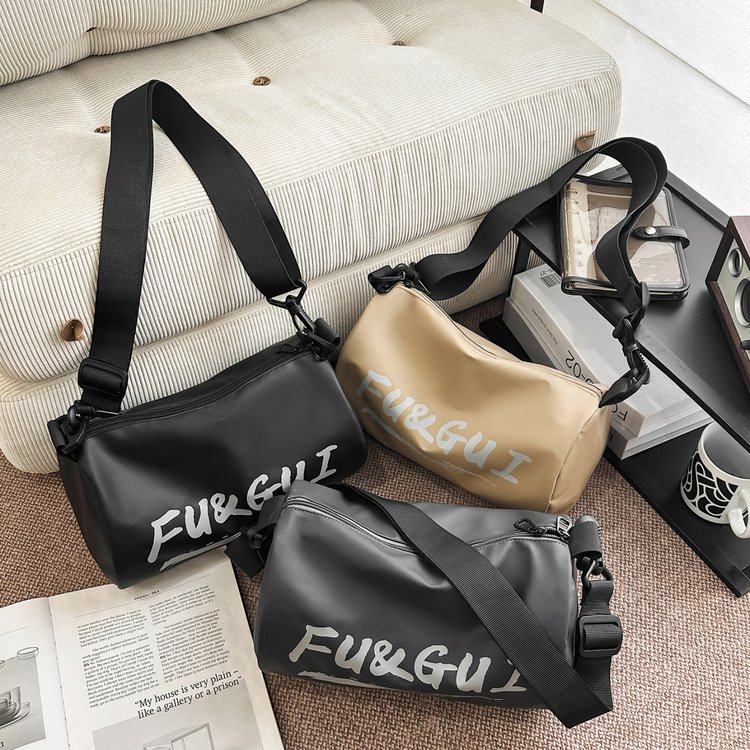 潮牌日韩风字母斜挎包男士黑色单肩包圆筒大容量简约休闲运动包女,箱包皮具/热销女包/男包,小方包,淘宝优惠券,粉丝福利购,淘宝优惠卷