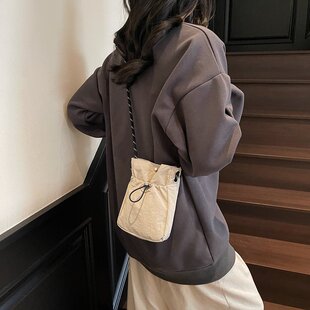 韩版文艺轻复古迷你轻便逛街小包女原创新款休闲超轻斜挎手机包男