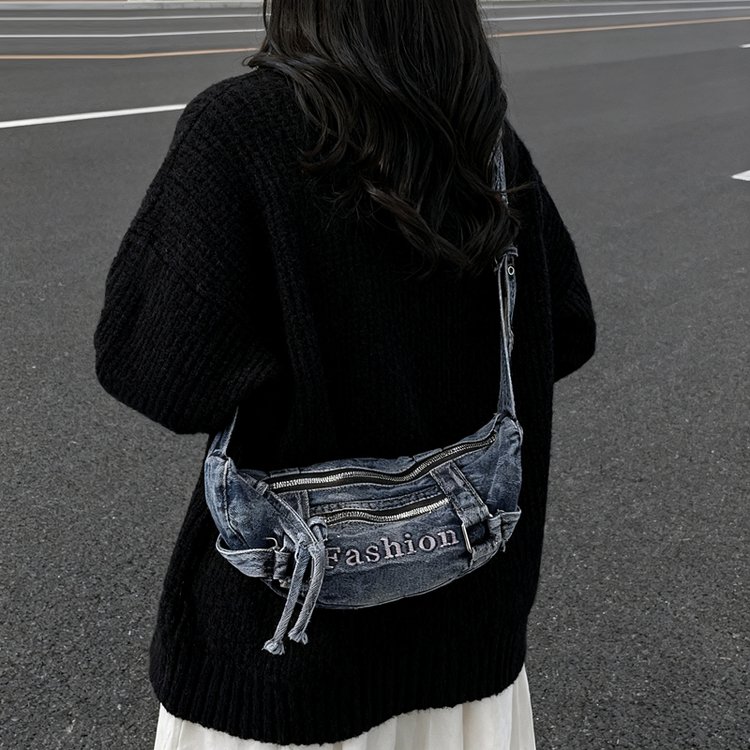 牛仔斜挎小布包多隔层通勤休闲女士单肩包轻便超火外出收纳包包女