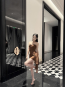 Elyssa浓情Venchi 高级钻链气质名媛压褶缎面包臀不规则抹胸裙夏