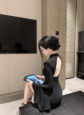 Elyssa名利场夜宴 黑色微闪镂空中式弹力针织喇叭袖性感连衣裙女