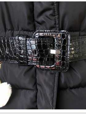 黑色宽皮带配羽绒服大衣腰带