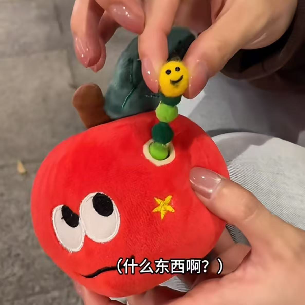 圣诞可爱惊喜红苹果挂件毛毛虫