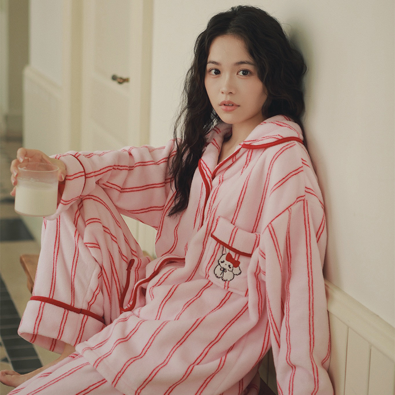 可爱刺绣小狗冬季女士珊瑚绒睡衣