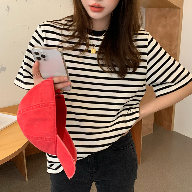 實拍實價 百搭短袖寬鬆直筒上衣繡花打底衫t恤女