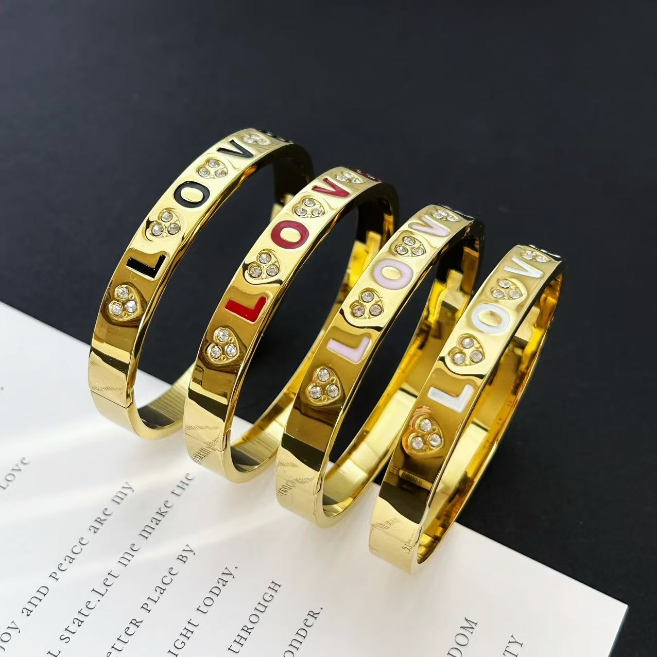 轻奢高级感手镯女款不锈钢金色字母LOVE卡扣镯子欧美饰品礼物