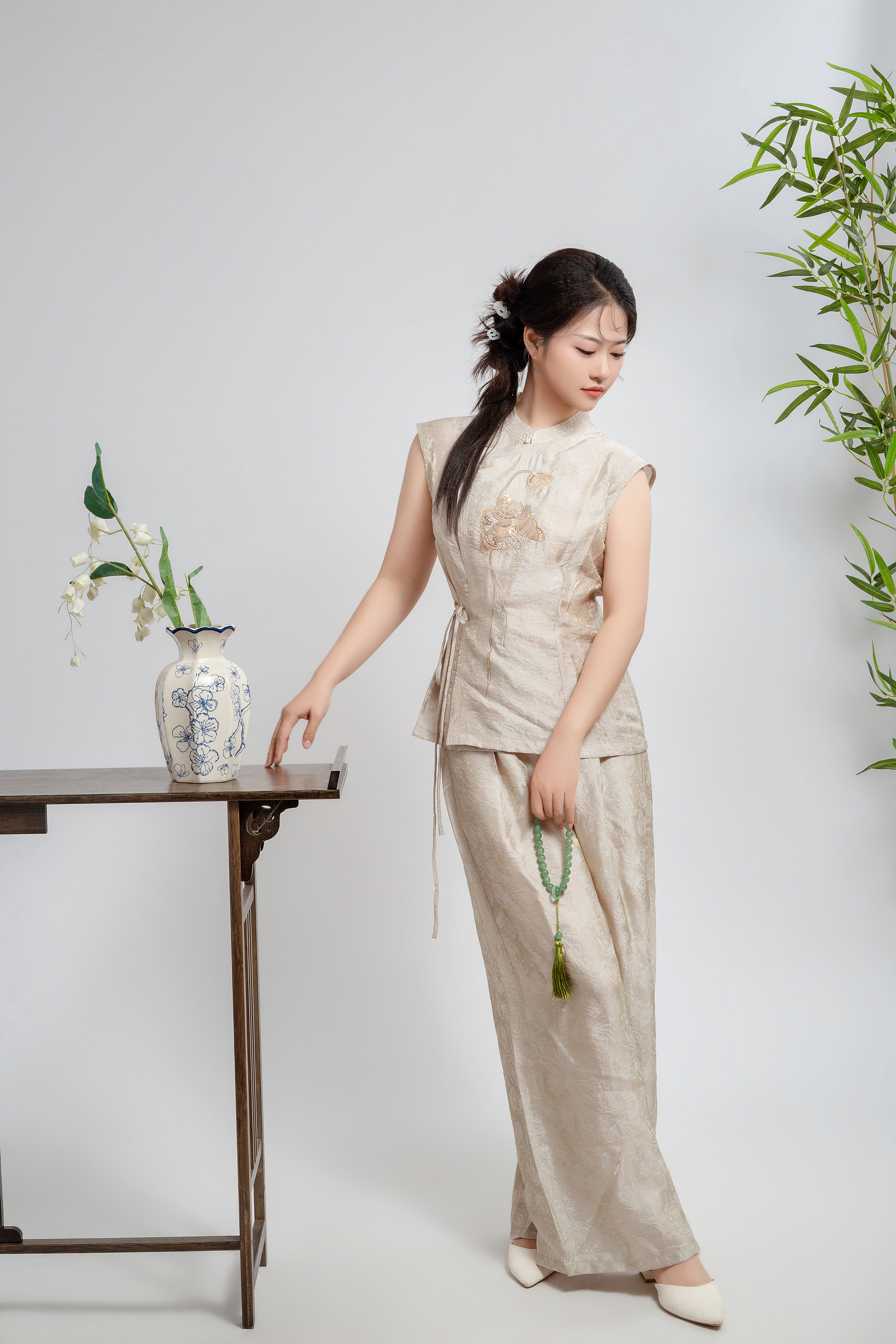 2026夏季清凉新中式两件套女刺绣系带无袖坎肩+廓形剪裁休闲长裤