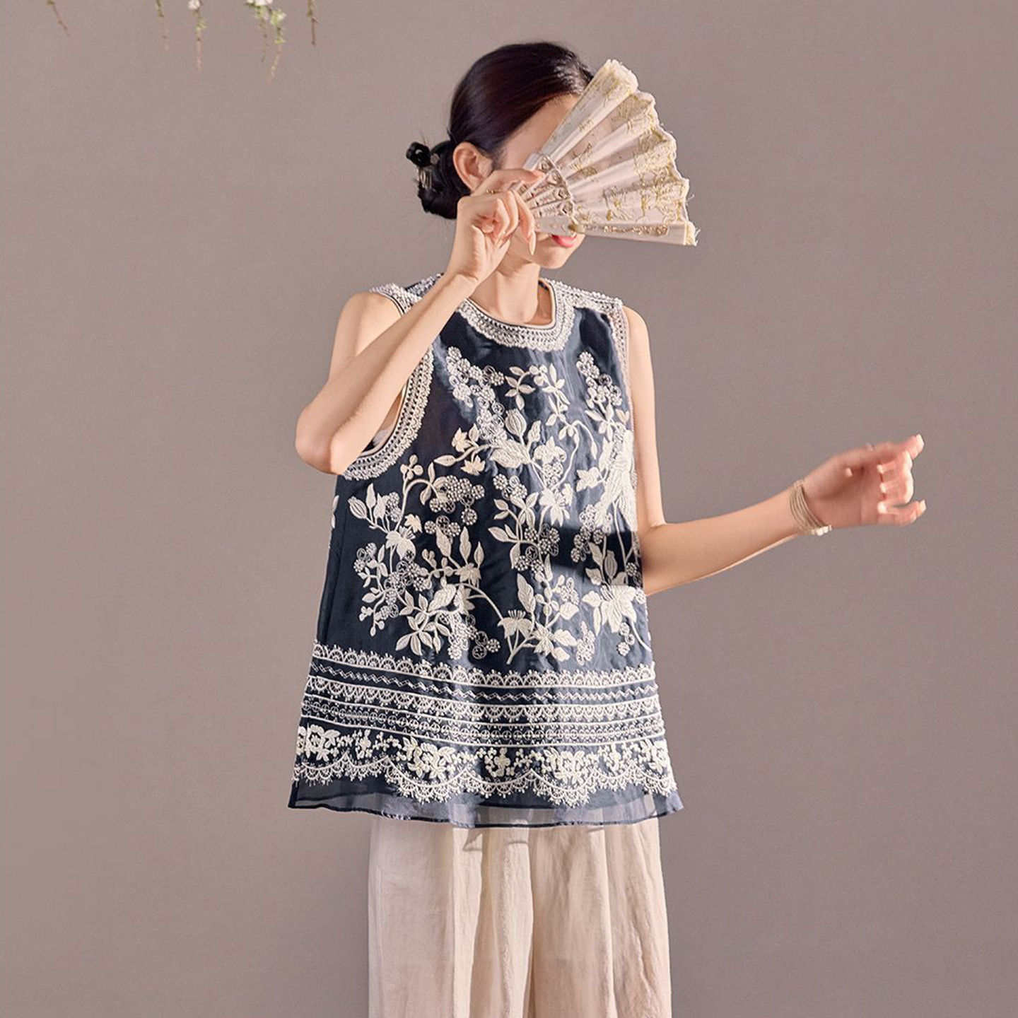 新中式花鸟刺绣重工真丝马甲2025夏季国风高级感圆领女装无袖背心