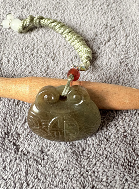 天然和田玉且末糖双面雕刻如意锁吊坠项链挂件饰品31.24.8*7.8