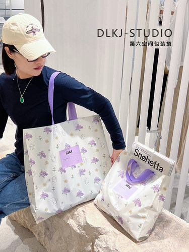 服装店磨砂手提袋花间小兔礼品袋