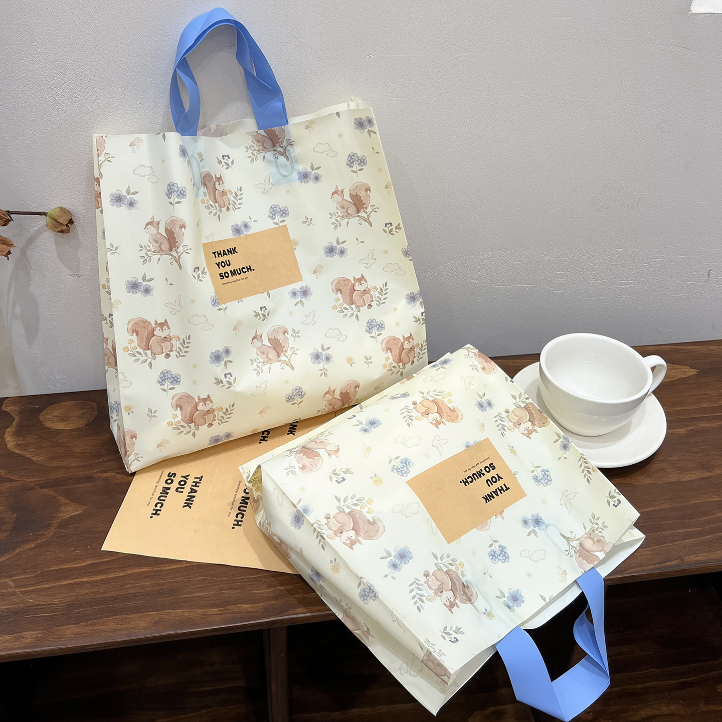 小松鼠磨砂塑料手提袋服装店衣服手提袋定制logo礼品袋包装袋现货