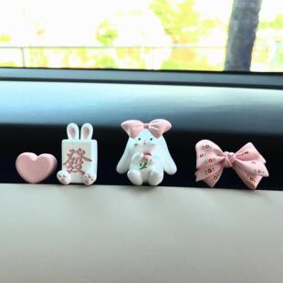 可爱麻将兔车内空调出风口装 饰香水创意礼物扩香石车载香薰车内饰