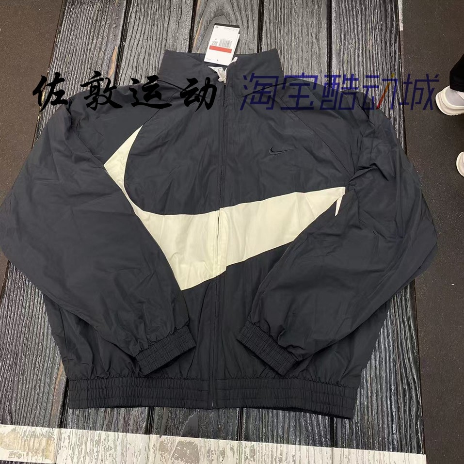 Nike/耐克 男子运动休闲大勾印花梭织宽松版型夹克外套FB7878-010