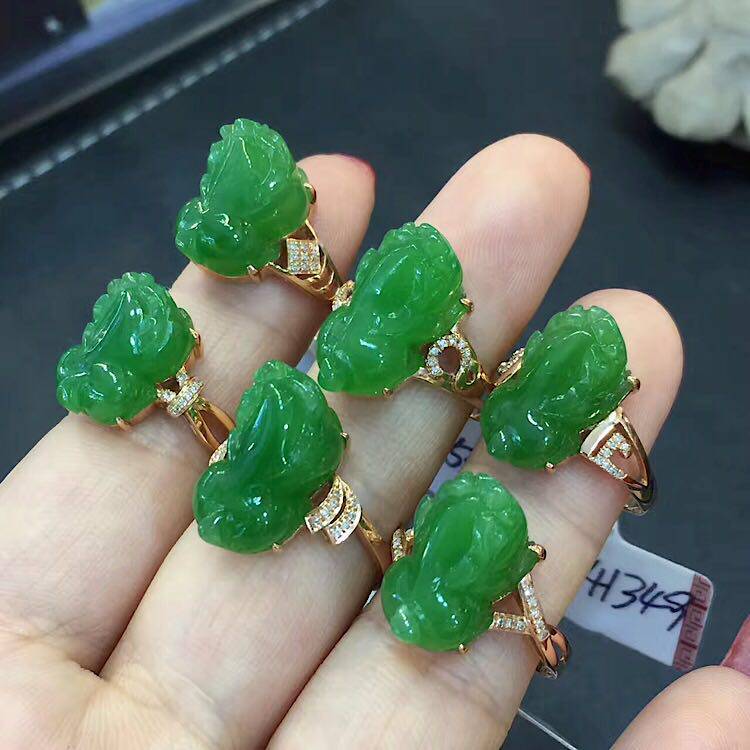 新品18K金镶玉果绿菠菜阳绿和田碧玉老料貔貅戒指指环女带证书
