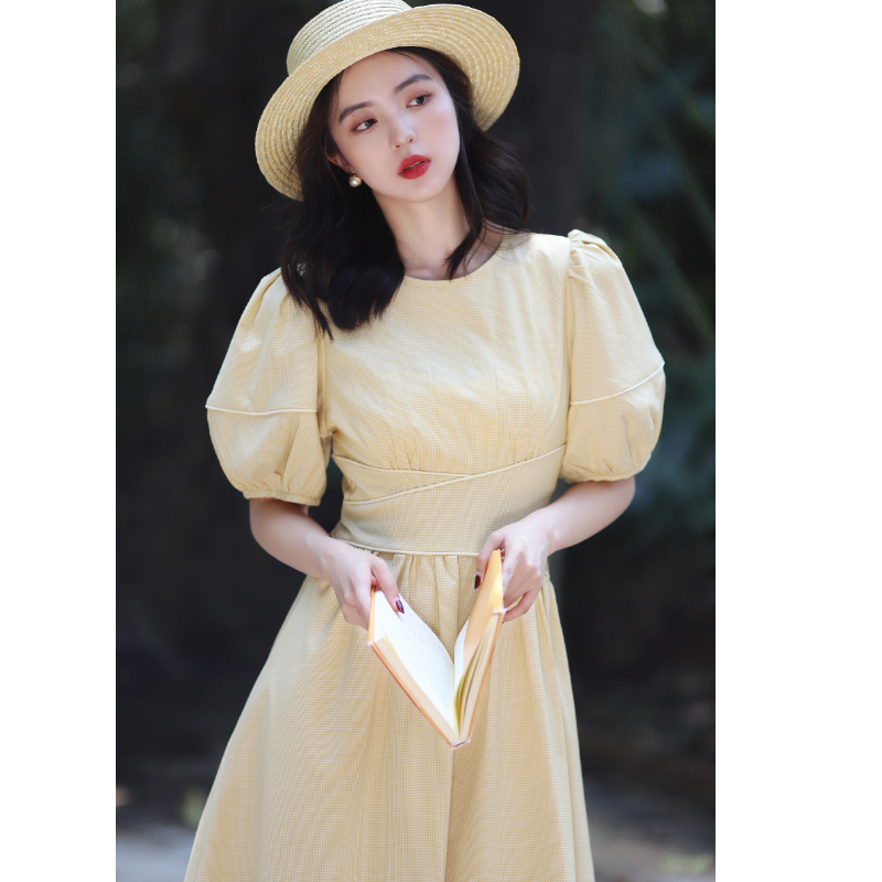 2024新款黄色显瘦格子裙茶歇法式复古设计感收腰连衣裙短袖女夏季