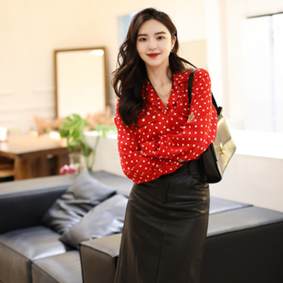 春新款港风穿搭复古上衣长袖酒红色波点衬衫女套装设计感皮裙半裙