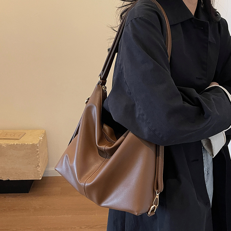 大容量通勤软皮多用双肩背包包女2025新款时尚单肩包休闲百搭托特