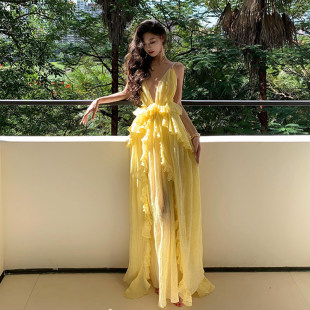 云南海边度假风连衣裙女夏季名媛海边气质挂脖露背黄色多巴胺长裙