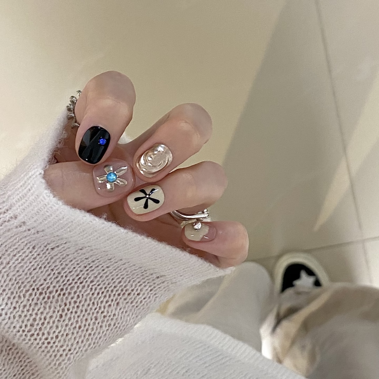 手工穿戴甲2025新款秋冬高级ins风黑色魔镜小花豆豆甲显白美甲片