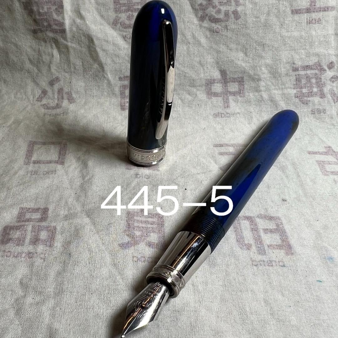 维斯康帝蓝杆钢笔。外观品相和笔尖状态都不错,吸墨器金属件生锈