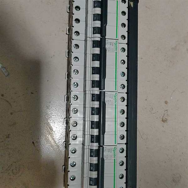 议价-施耐德黑色 4p空气开关小型断路器4p-D 32.