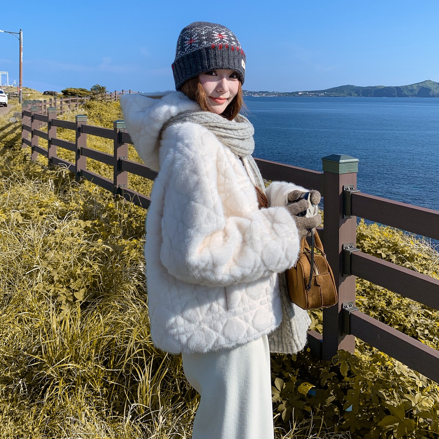 慵懒风白色连帽皮毛一体羊羔毛外套女2025冬季新款龄短款毛绒外套,女装短外套,浙宝208