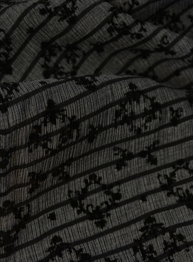 灰黑色树皮皱横条纹植绒花布料 软中带挺有垂感微弹力不透 裙衬衣