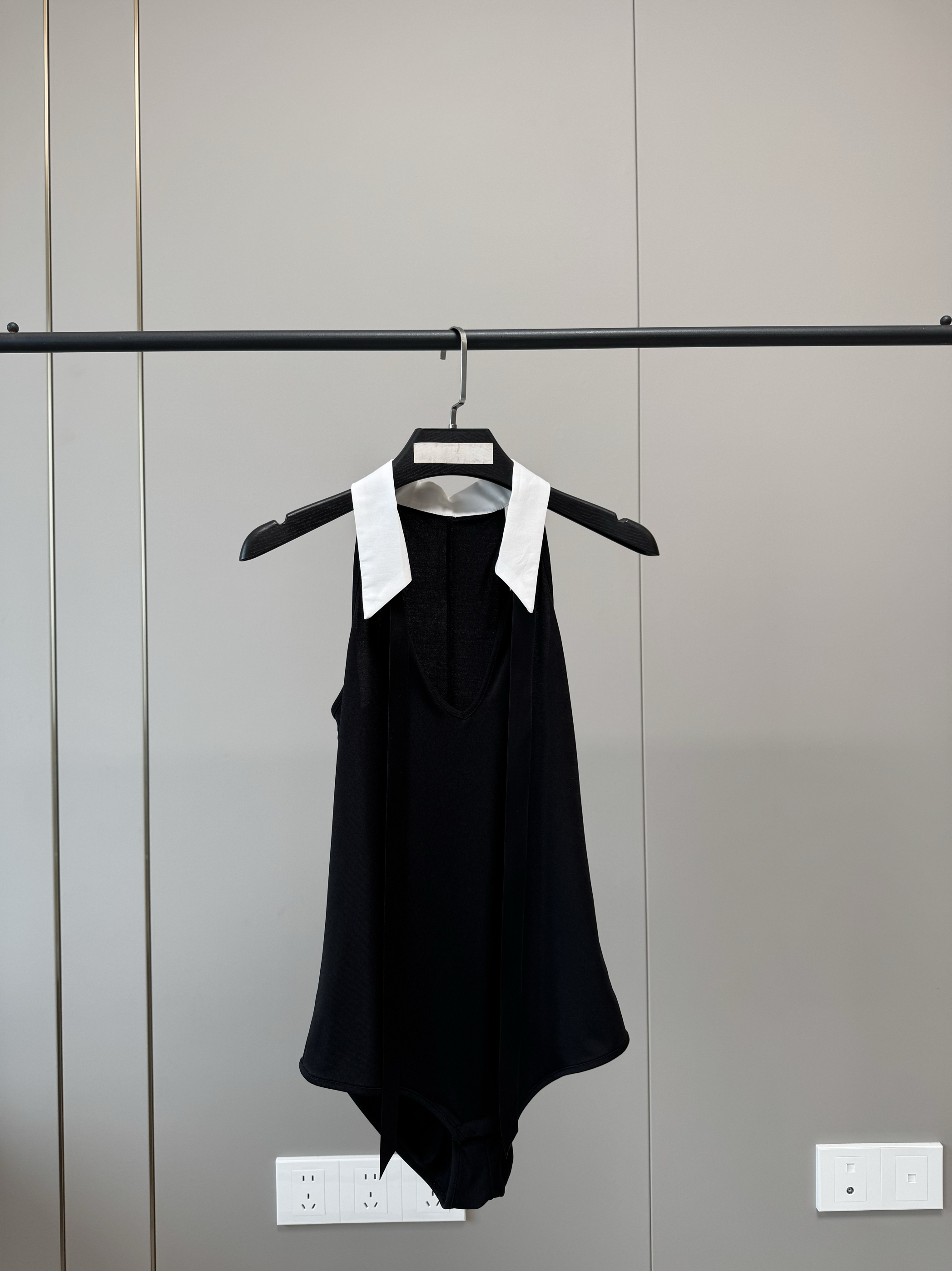 wo 9/26 20:00 白翻领蝴蝶结连体挂脖黑色吊带