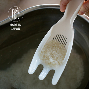 日本进口多功能淘米勺洗米器厨房家用创意淘米刷小孔沥水筛舀米勺