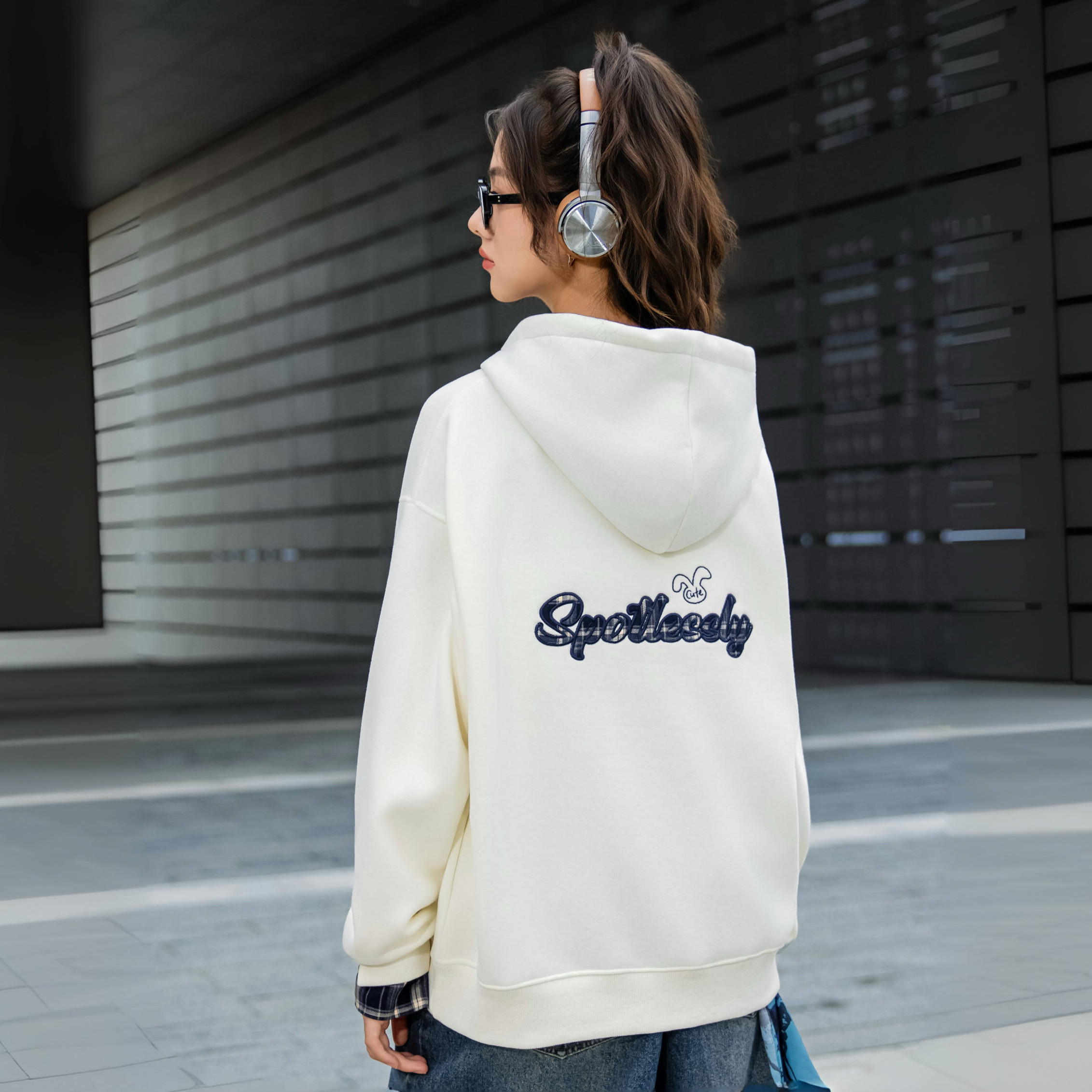 中大童女童卫衣2025新款一体绒拼接小格子连帽加绒保暖卫衣85278