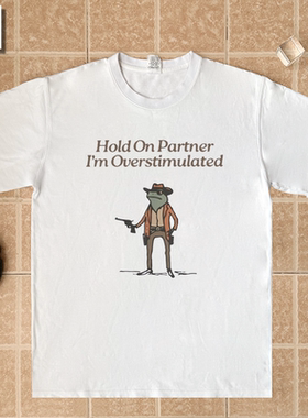 Hold On Partner I'm Overstimulated恶搞西部牛仔青蛙纯棉短袖T