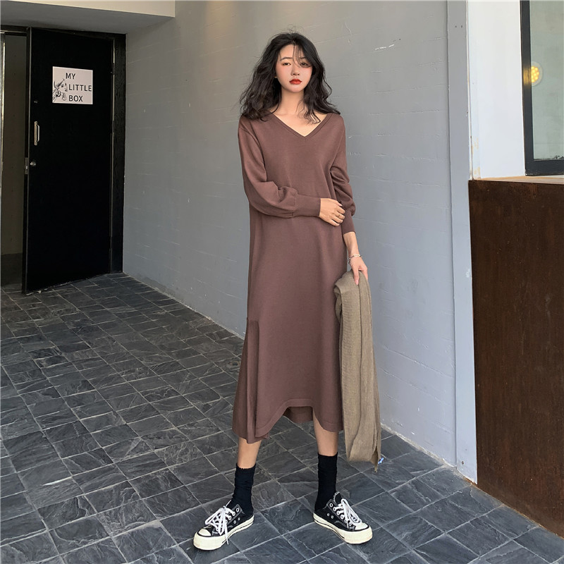 Real shot: new loose V-neck lantern sleeve sweater knitted fishtail dress in autumn and winter 2020