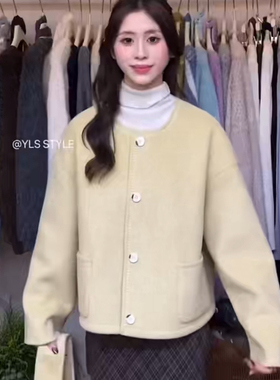 静茹冬上新圆领单排扣双口袋时尚显瘦短外套(配包包)99072