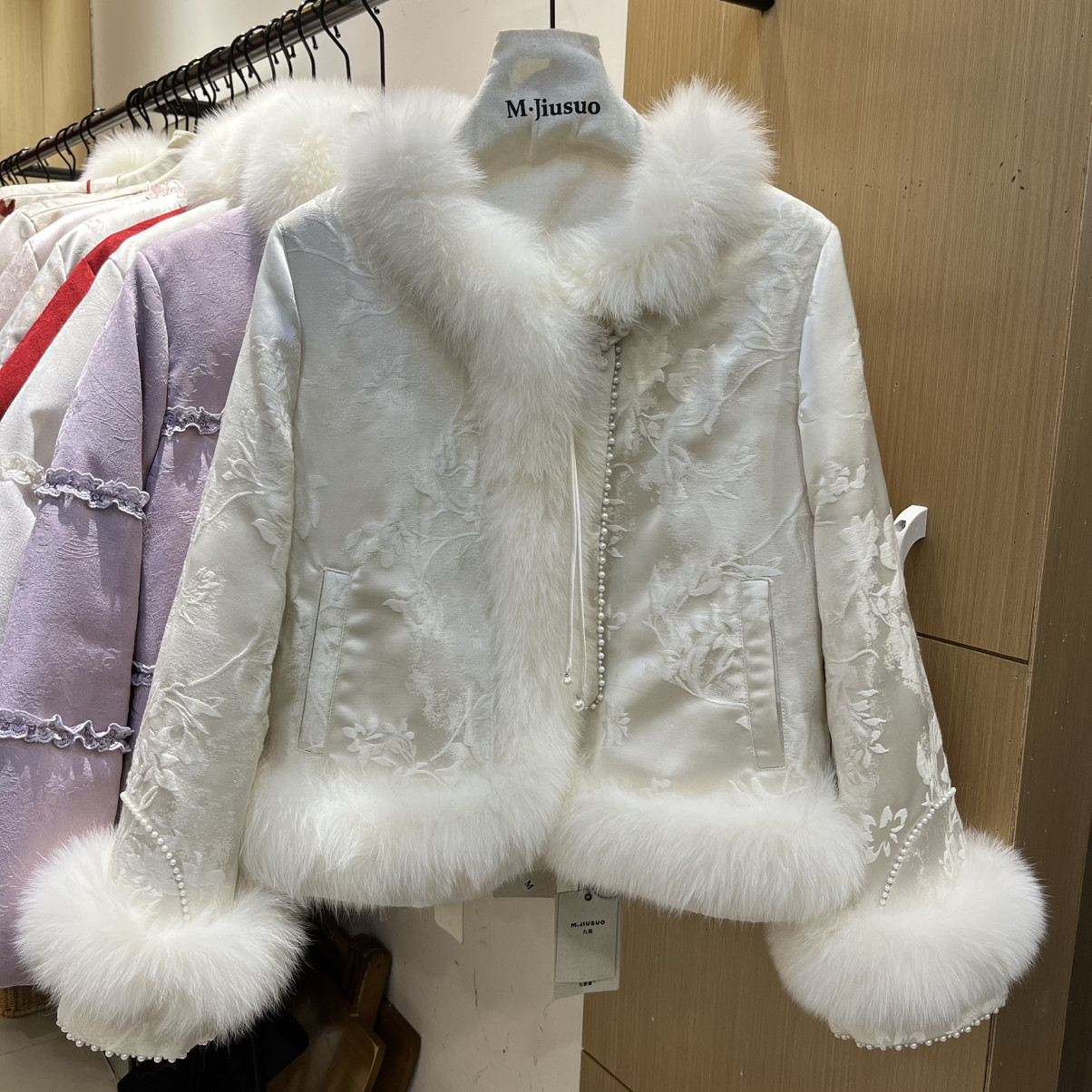 静茹-狐狸毛缎面提花保暖羽绒服外套(配真狐狸毛不可拆卸)JS-0789