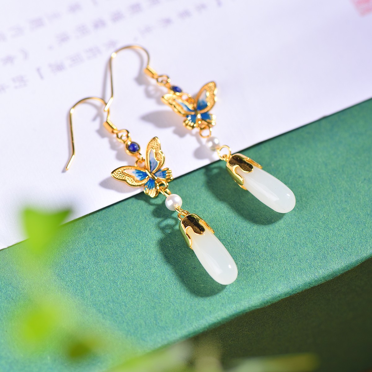 和田玉925银白玉镶嵌蝴蝶耳环