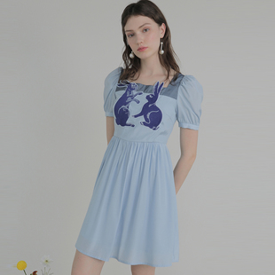 设计师品牌 XUNRUO熏若 明星同款 蓝色青花兔子绣花方领短袖 连衣裙