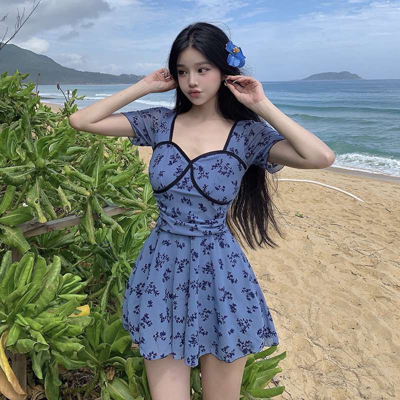 2025新款泳衣女连体裙式保守显瘦遮肚微胖短袖碎花大小胸温泉泳装