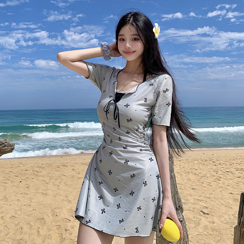 2025新款泳衣女连体裙式保守显瘦遮肚微胖短袖碎花大小胸温泉泳装